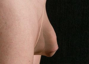 Penis in einer Männerstrumpfhose