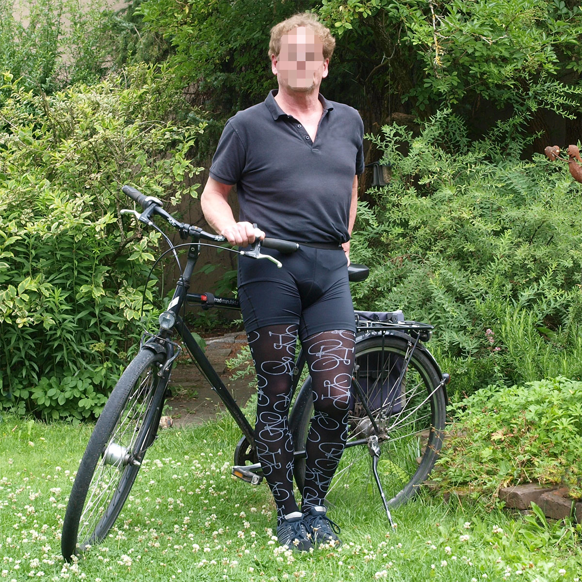 Ein Mann mit eine schwarzen Feinstrumpfhose auf die weiße Fahrräder aufgedruckt sind.