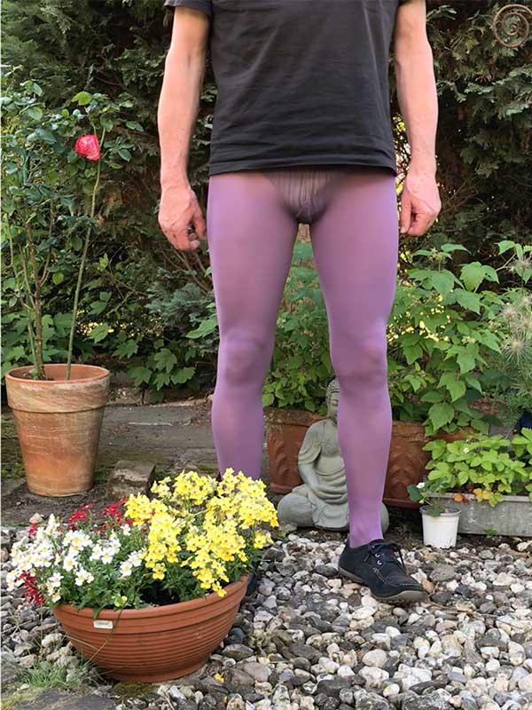 Ein Mann in einer violetten Strumpfhose