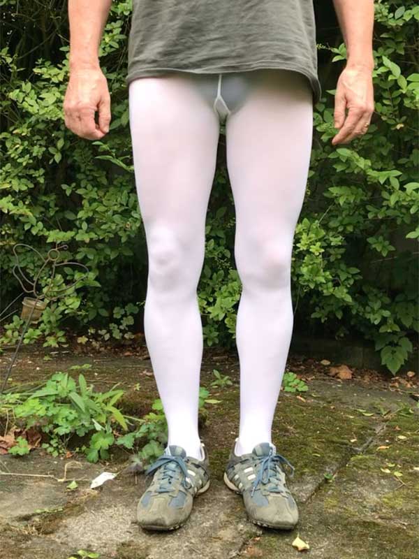 Ein Mann trägt eine weiße Strumpfhose