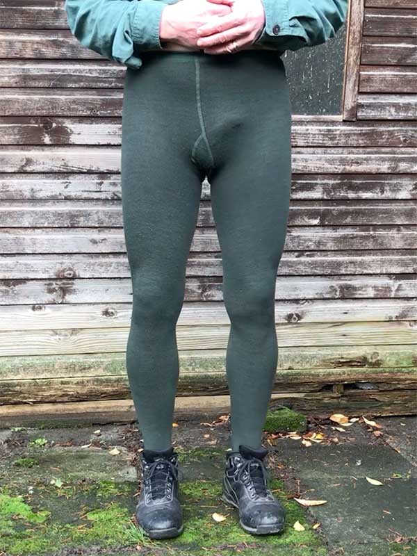 Ein Mann trägt eine dunkelgrüne Wollstrumpfhose