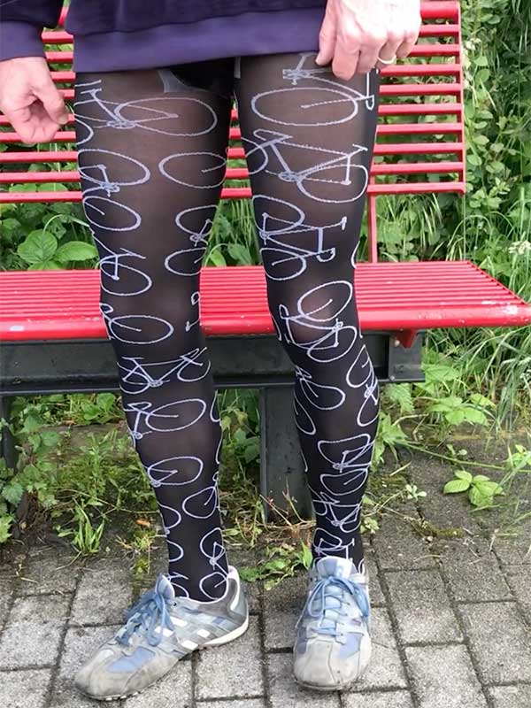 Ein Mann trägt eine Adrian Strumpfhose mit Fahrradmotiven.